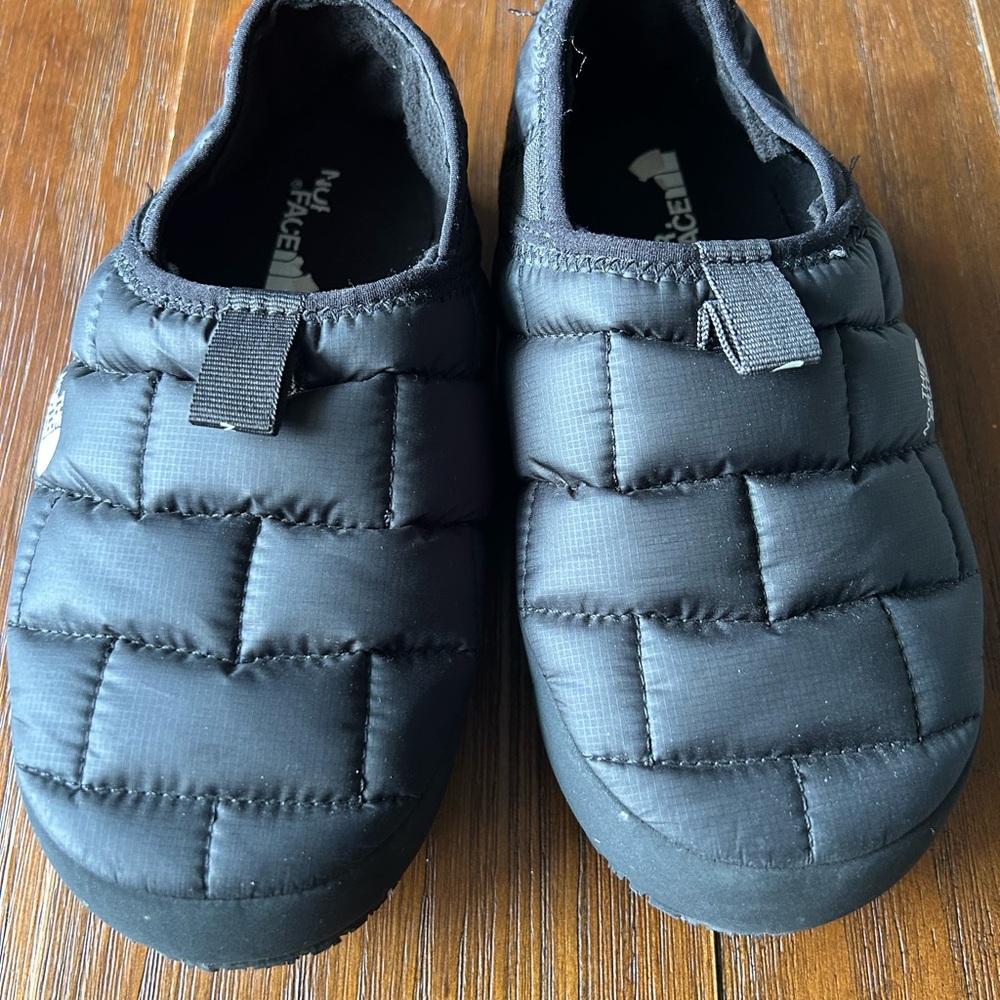 The North Face Kids Black Quilted Slippers